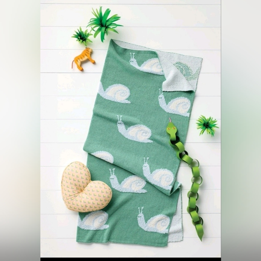 Green and White Snail Patterned Blanket